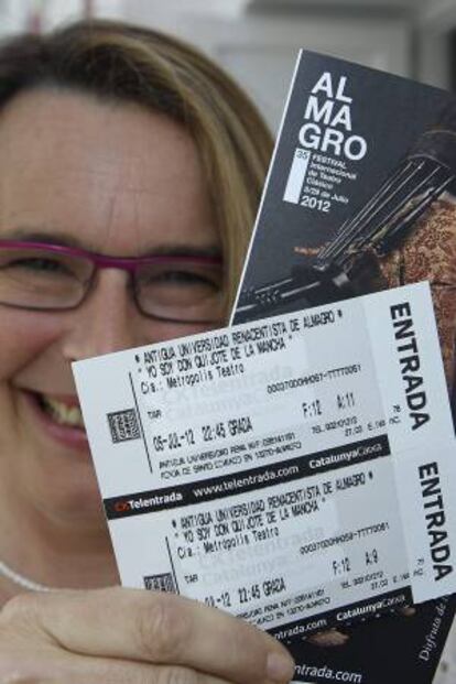 La directora del Festival Internacional de Teatro Clásico de Almagro, Natalia Menéndez, muestra hoy unas entradas, sacadas a través de internet, de la 35 edición del evento. EFE/Archivo