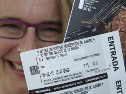 La directora del Festival Internacional de Teatro Clásico de Almagro, Natalia Menéndez, muestra hoy unas entradas, sacadas a través de internet, de la 35 edición del evento. EFE/Archivo