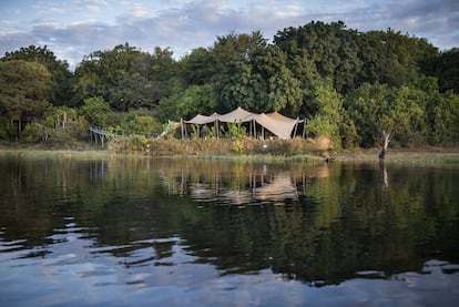 Estilo tradicional de los campamentos y lodges de lujo junto al Okavango y en el Parque Nacional de Chobe.