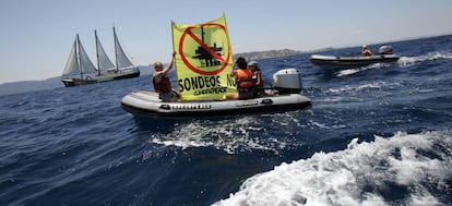 Protesta de Greenpeace contra unas prospecciones frente a La Albufera hace una década.