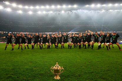 Los All Black realizán la haka para celebrar la victoria en el Mundial de rugby.