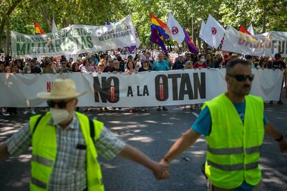 Miles de personas han salido a protestar contra la cumbre de la Alianza Atlántica que se celebra los próximos días 29 y 30 en la capital.