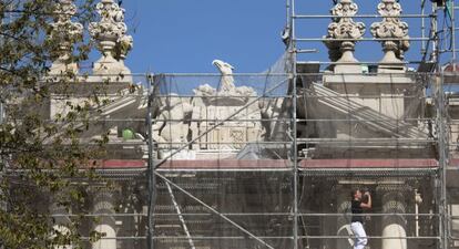 Obras de restauración en la portada de Ciencias de la Universidad de Sevilla. En medio, el escudo franquista.