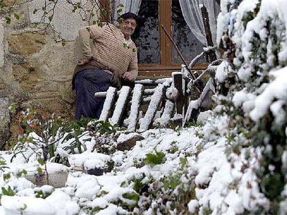 Un vecino de Egilaz en su jardín cubierto de nieve