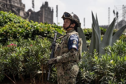 Una marina hace guardia durante el simulacro en Ciudad de México.