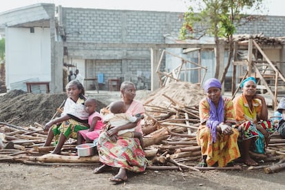 Mujeres en tratamiento en el hospital Heal Africa sentadas delante de su alojamiento temporal.