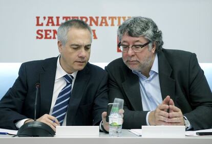 Pere Navarro y Antoni Balmón durante la reunión de la comisión ejecutiva del PSC del lunes