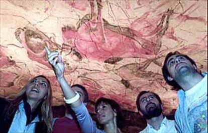 Interior de la neocueva de Altamira, con las pinturas en el techo.