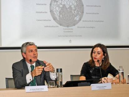 Gonzalo Rengifo, director general de Pictet AM, y Mónica Guardado, directora de la Escuela de Finanzas de Afi.