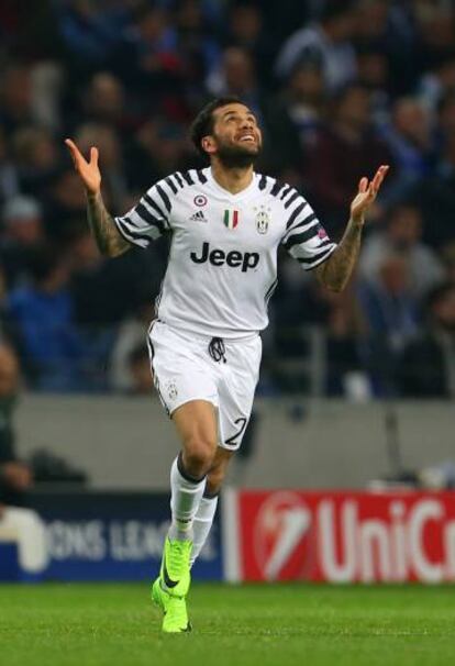 Dani Alves celebra el segundo gol de la Juventus.