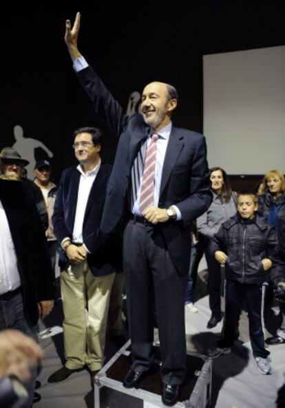 Rubalcaba tuvo que subirse ayer a un caj&oacute;n para saludar a las casi 1.000 personas que siguieron su mitin en una sala anexa porque no cab&iacute;an en el espacio reservado