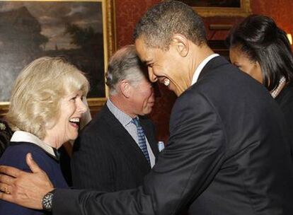 Obama, a la izquierda, saluda a Camilla, esposa del príncipe Carlos.