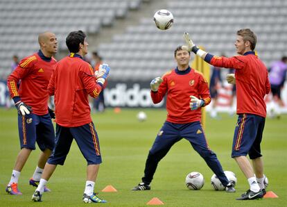 Los tres porteros espa?oles, Mi?o, Mari?o y De Gea, en el entrenamiento de ayer.