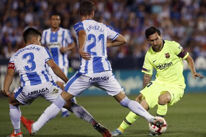 Messi intenta regatear a Bustinza y Pérez.