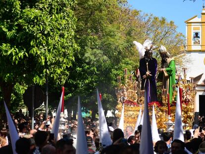 Desde las ciudades populosas a los pueblos más recónditos, las procesiones se suceden a lo largo y ancho de toda la Comunidad. En la imagen, la de Nuestro Padre Jesús del Soberano Poder ante Caifás, de la Hermandad de San Gonzalo, en Sevilla.