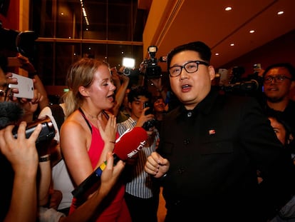 Howard, una suplantación australiano-china de Kim Jong-un, antes de abandonar el hotel Marina Bay Sands de Singapur.