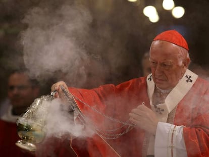 El arzobispo de Santiago, Ricardo Ezzati, celebra una misa en la catedral de Santiago, en mayo de 2018.