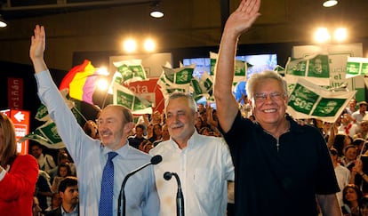 José Antonio Griñán (centro) y Felipe González, acompañados de Alfredo Pérez Rubalcaba (izquierda), en un acto de campaña en 2012.