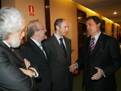 Artur Mas (derecha) dialoga con Josep Maldonado, Jordi Vilajoana y Josu Erkoreka en el Club Siglo XXI.