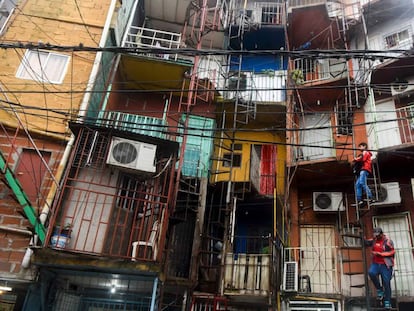 Frentes de casas na Vila 31 de Buenos Aires.