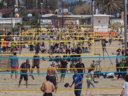 Redes de voley en la playa de Barcelona, el pasado marzo.