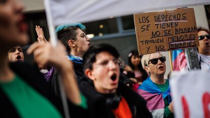 Concentración de la Federación Plataforma Trans, en la sede del PSOE en la calle Ferraz, el 28 de octubre de 2022, en Madrid.