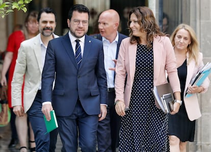 El presidente de la Generalitat en funciones, Pere Aragonès, y su vicepresidenta, Laura Vilagrà, a su llegada a la última reunión del Govern antes del parón veraniego.
