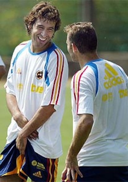 Raúl y Baraja, sonrientes en el entrenamiento matinal.