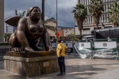 Un hombre contempla una de las esculturas que Botero donó a la ciudad.