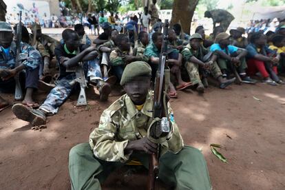 Ceremonia de desmovilización de niños soldado en Yambio (Sudán del Sur). En la imagen, uno de los más jóvenes, el 7 de agosto de 2018. Unos 19.000 menores combaten en milicias en Sudán del Sur. Los que son desmovilizados y logran regresar a sus hogares sufren secuelas psicológicas y el rechazo de los vecinos atacados.