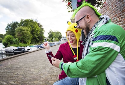 Dos aficionados juegan 'Pokémon Go' en sus teléfonos móviles en Leerdam (Holanda).