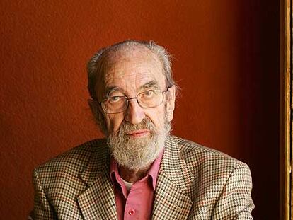 El poeta Ángel González.