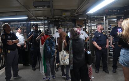 Protestas contra los tiroteos por evasión de tarifas del metro perpetrados por la policía de Nueva York en las estaciones de metro, el 19 de septiembre de 2024.