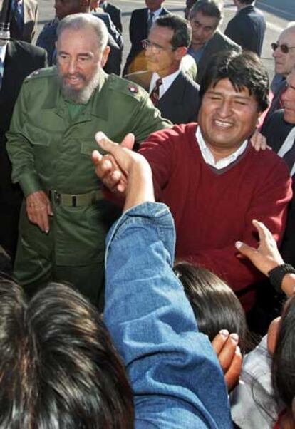 Evo Morales saluda a unos estudiantes en compañía de Castro.