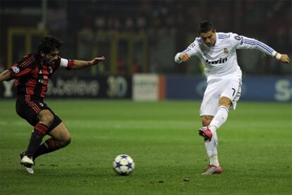 Gattuso trata de impedir el disparo de Cristiano Ronaldo.