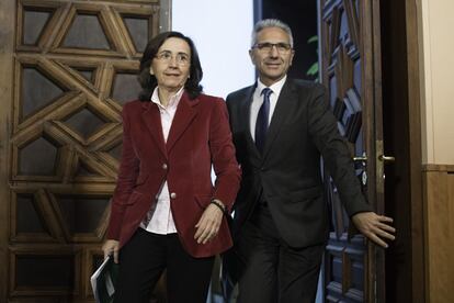 La consejera de Cultura, Rosa Aguilar, junto al portavoz del Gobierno, Miguel Ángel Vázquez, en Sevilla.