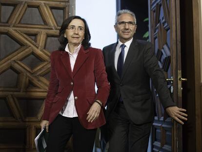 La consejera de Cultura, Rosa Aguilar, junto al portavoz del Gobierno, Miguel Ángel Vázquez, en Sevilla.