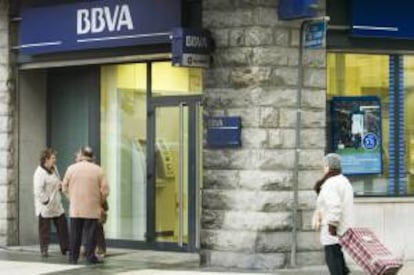 BBVA anunció hoy un acuerdo para adquirir la compañía estadounidense de banca digital Simple, que tiene 92 empleados y unos 100.000 clientes, por unos 85,4 millones de euros (117 millones de dólares). EFE/Archivo