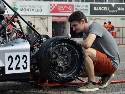 Un estudiante de ingeniería de EUSS MotorSport trabaja con el coche que su equipo está desarrollando.