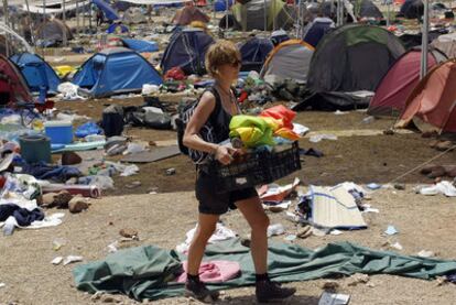 Una de las asistentes al festival, con una caja llena de enseres abandonados en el cmping, antes de abrir la puerta a los vecinos.