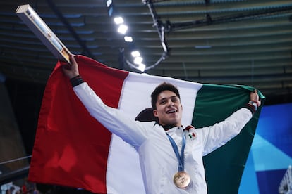 El clavadista mexicano Osmar Olvera celebra la medalla de bronce en los Juegos Olímpicos de París 2024