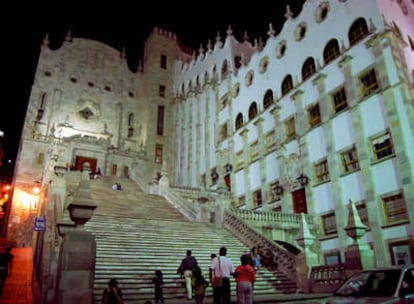 Vista nocturna de la Universidad de Guanajuato, México