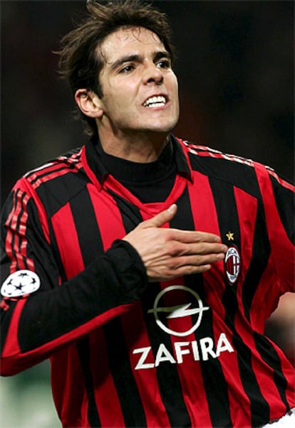 Kaká se toca el escudo del Milan tras marcar un gol al Bayern el pasado 8 de marzo.