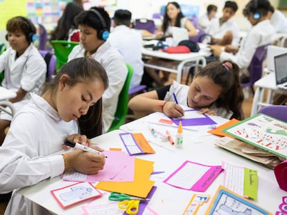 Estudiantes toman clases en un colegio de Buenos Aires, Argentina.