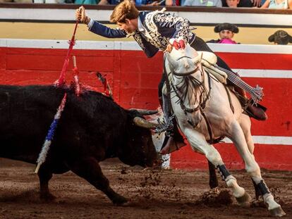 Guillermo Hermoso de Mendoza pincha con el rejón de muerte a su primer toro.