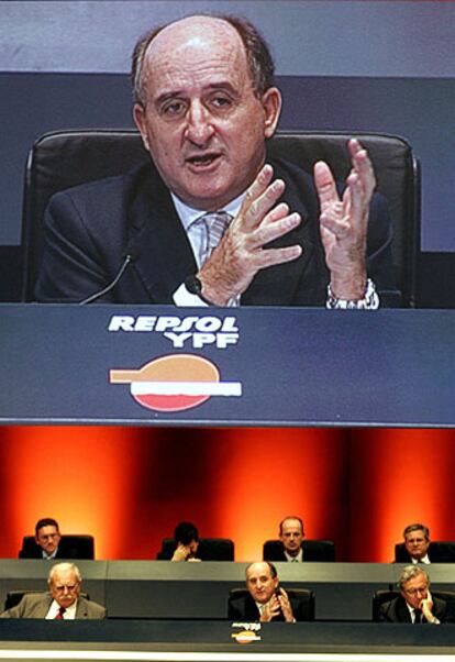 Brufau se dirige a los accionistas en la junta de Repsol.