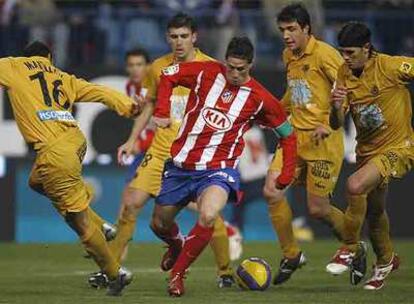 Fernando Torres, rodeado de jugadores del Nàstic.