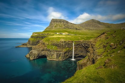 Gásadalur, en la isla Vágar, en las Feroe (Dinamarca).