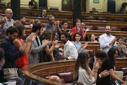 Antón Gómez-Reino, diputado en En Marea, volviendo a su escaño y aplaudido por sus compañeros tras el discurso previo a la votación el Congreso.