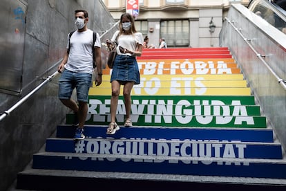 Estación de metro de Barcelona con mensaje contra la lgtbifobia